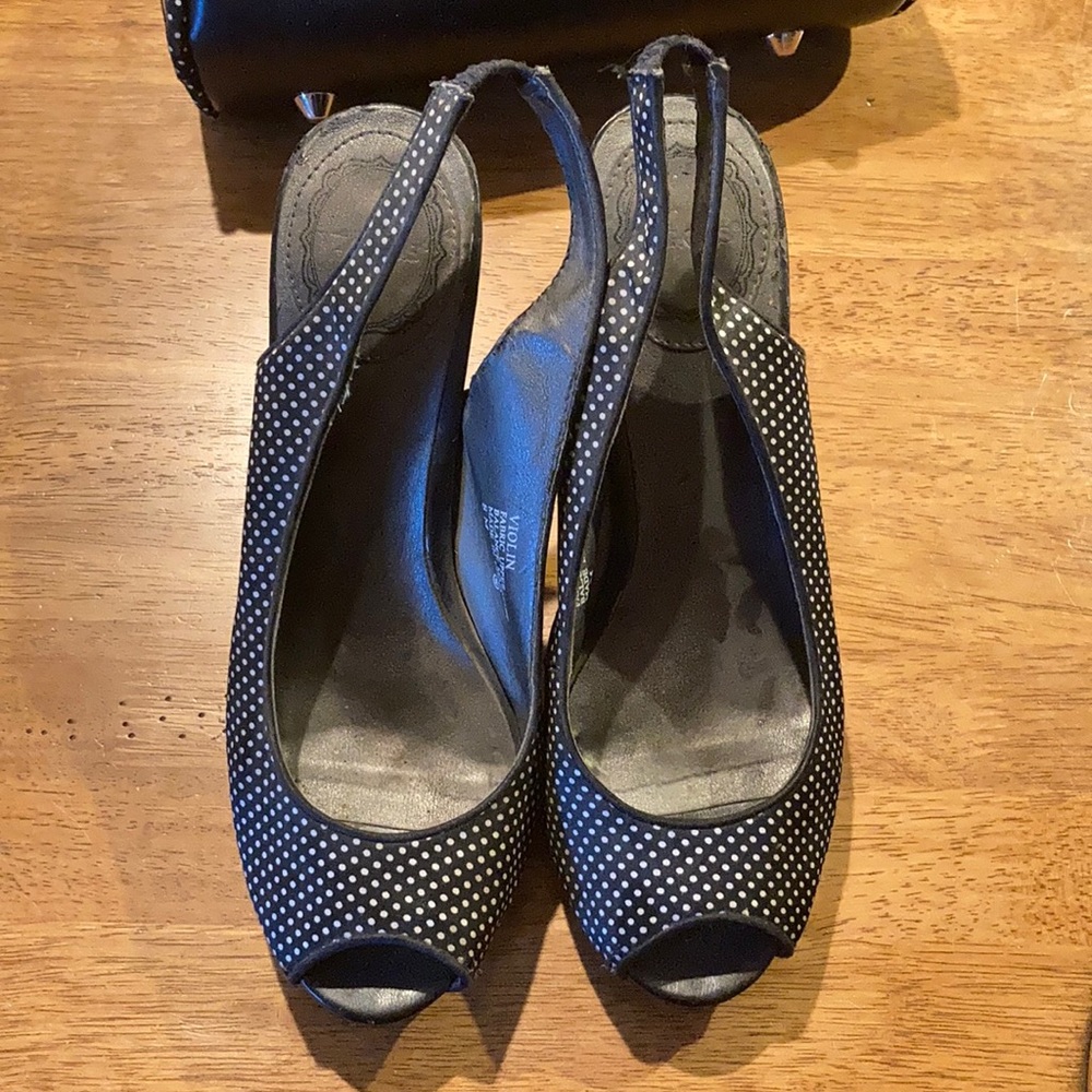 Vigoss Violin Sling-back Pumps